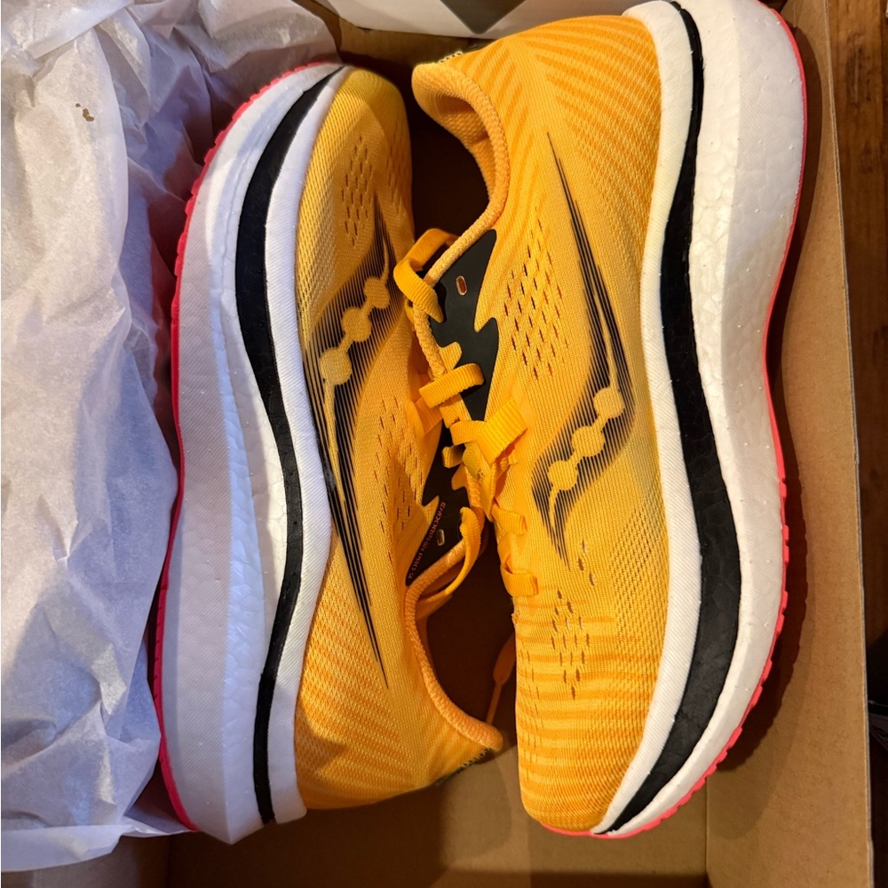 Saucony Endorphin Pro 2 in Vizi Gold/Vizi Red Jaund, size 8